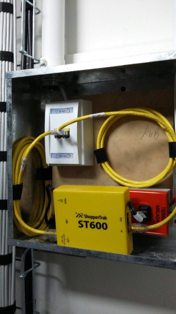 Instalación de punto de red y contacto regulado en Mérida para sistema de conteo de personas en acceso de negocio